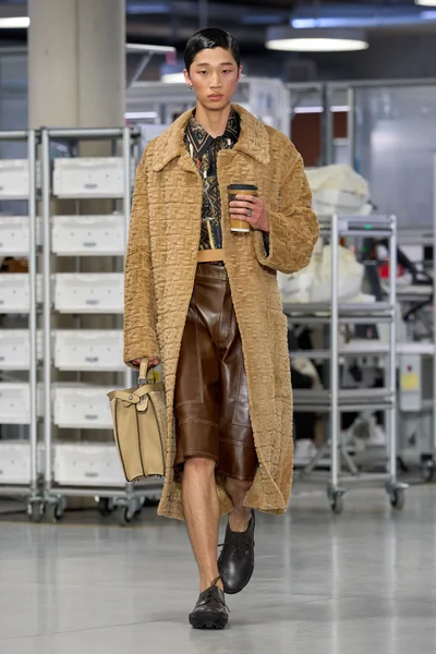 Look 18